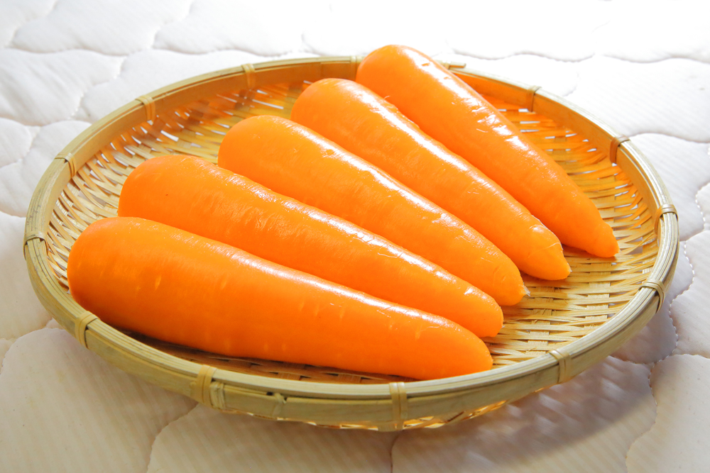 きれいに洗浄された5本のにんじん